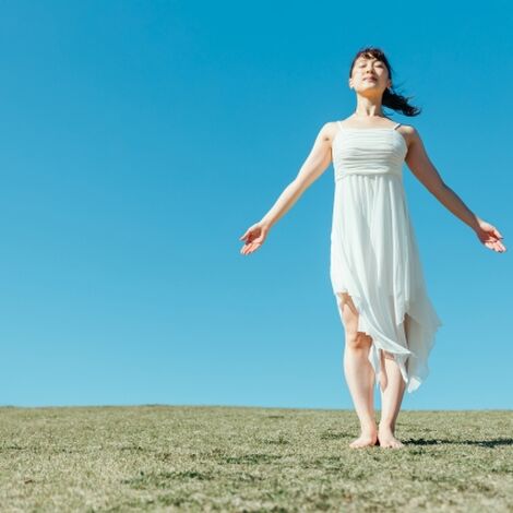 外で深呼吸する女性